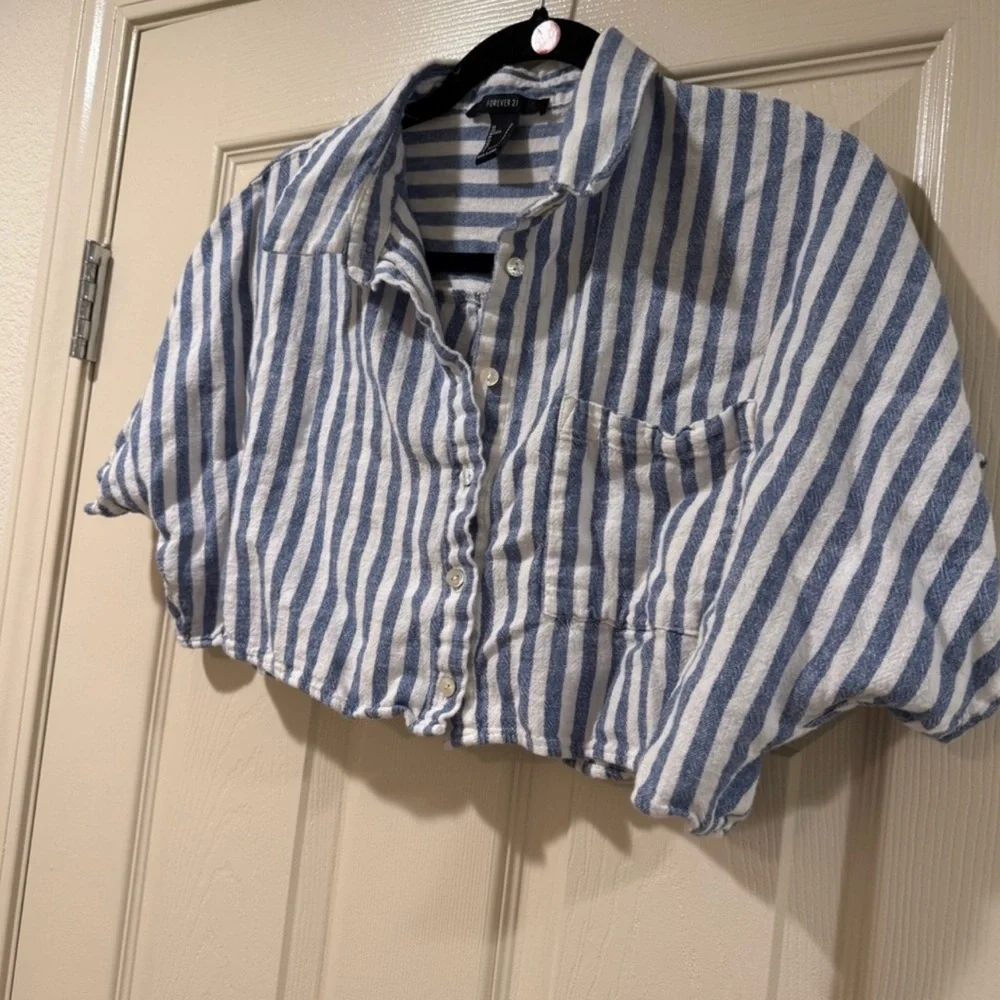 Forever 21 Blue White Striped Cropped Button Up Shirt Women’s Size S - Picture 2 of 3